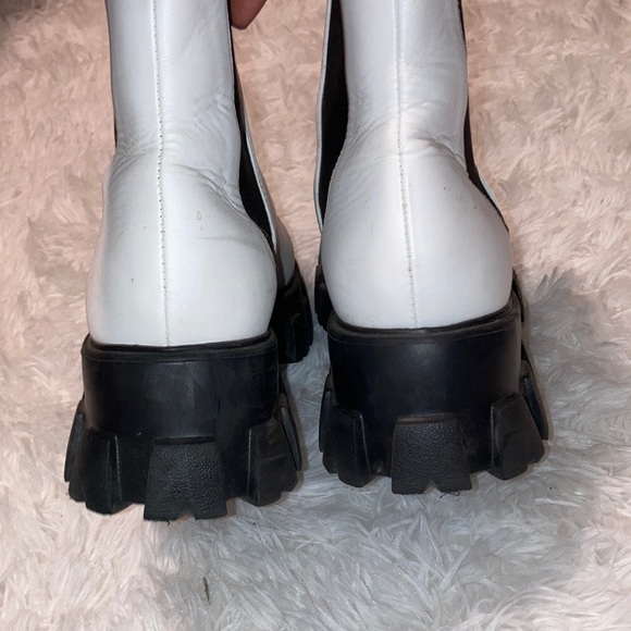 White boots - Picture 3 of 4